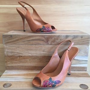 Gucci pump with rose detail.